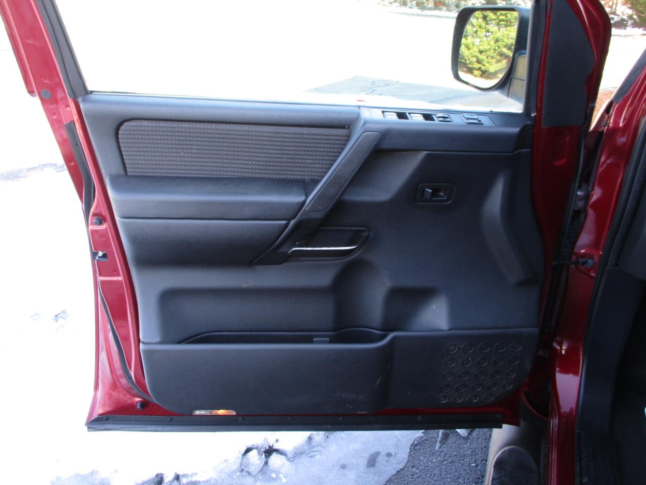 Nissan Titan SV Crew Cab 4WD 2013