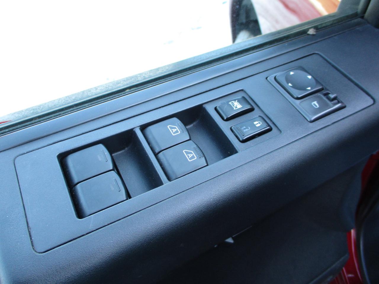 Nissan Titan SV Crew Cab 4WD 2013