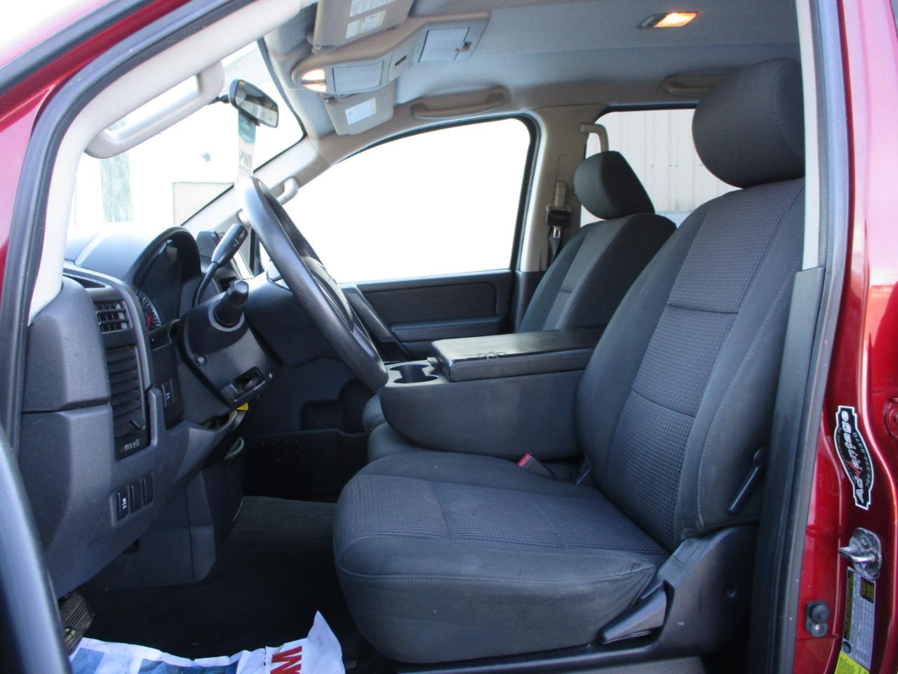 Nissan Titan SV Crew Cab 4WD 2013