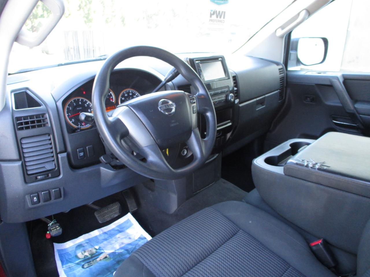 Nissan Titan SV Crew Cab 4WD 2013