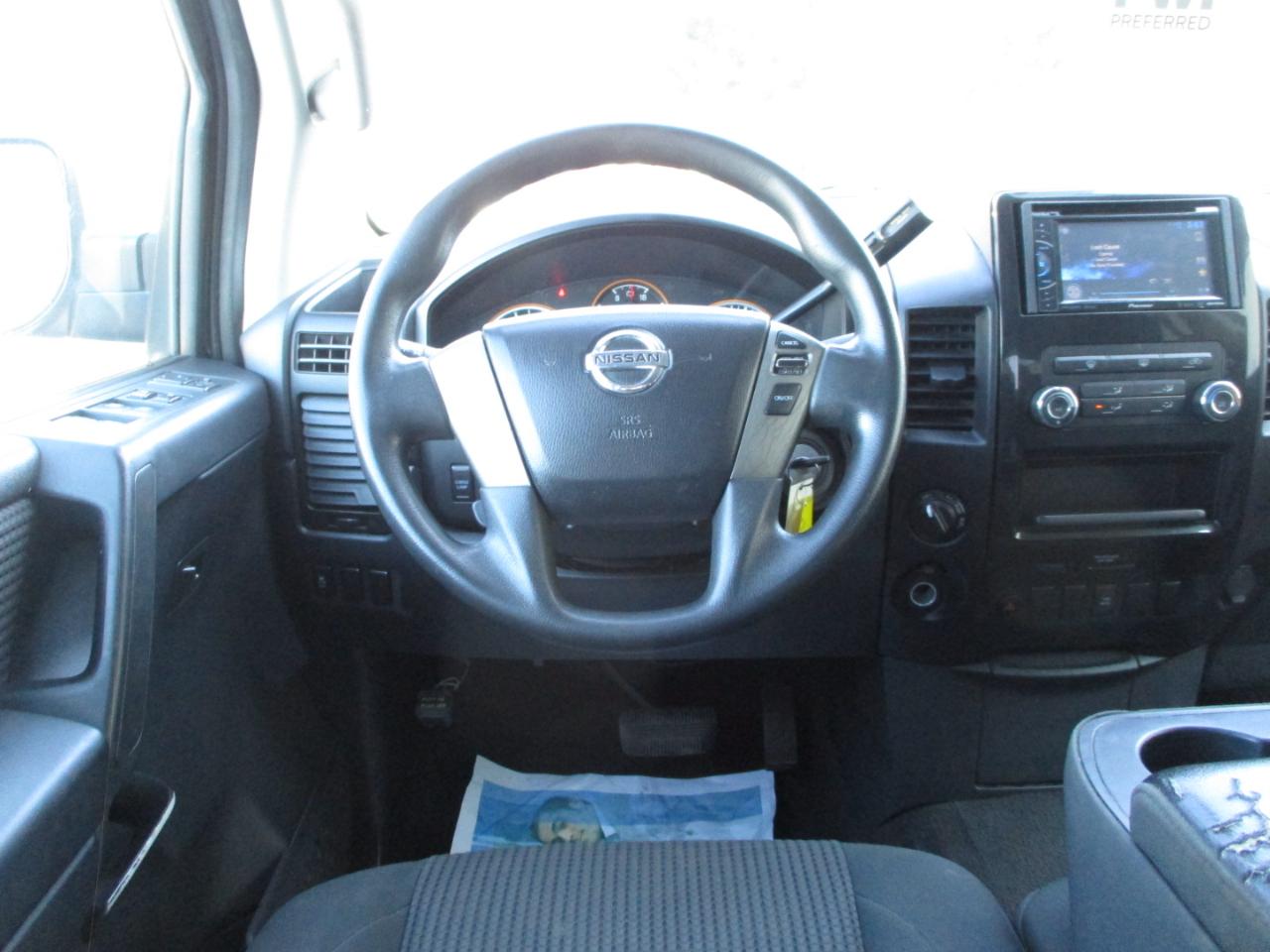 Nissan Titan SV Crew Cab 4WD 2013