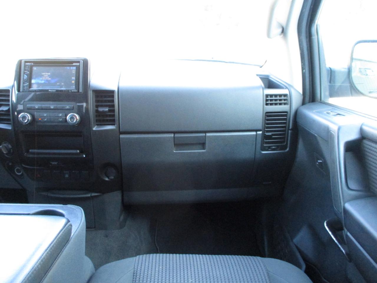 Nissan Titan SV Crew Cab 4WD 2013