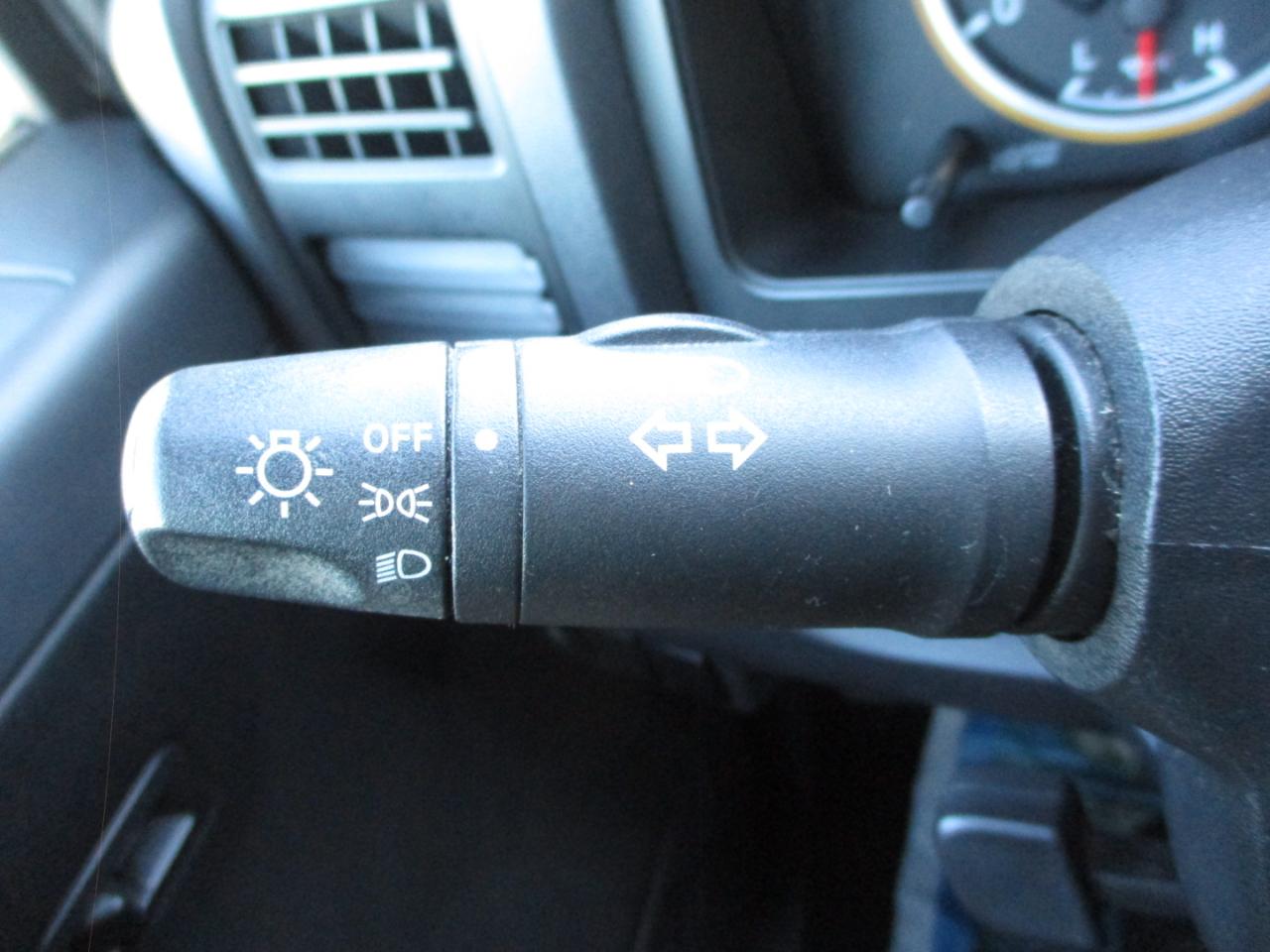 Nissan Titan SV Crew Cab 4WD 2013