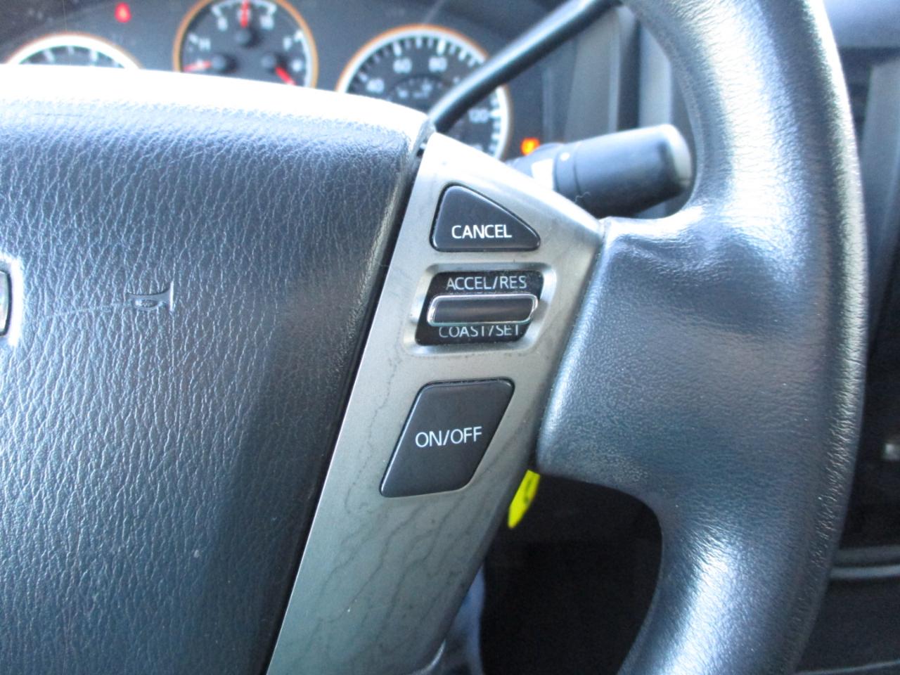 Nissan Titan SV Crew Cab 4WD 2013