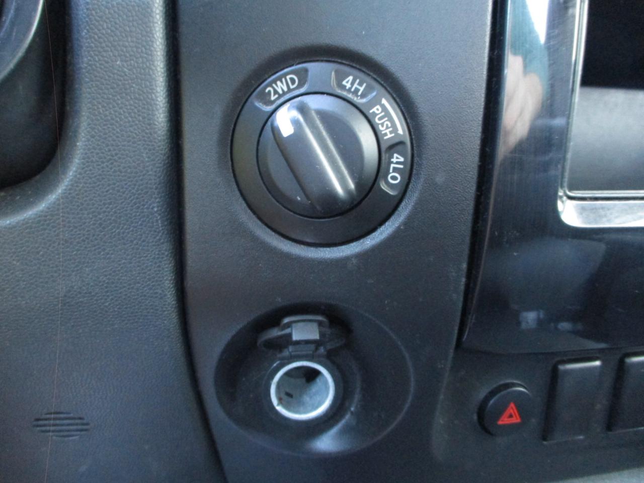 Nissan Titan SV Crew Cab 4WD 2013