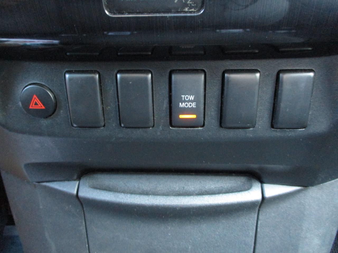 Nissan Titan SV Crew Cab 4WD 2013