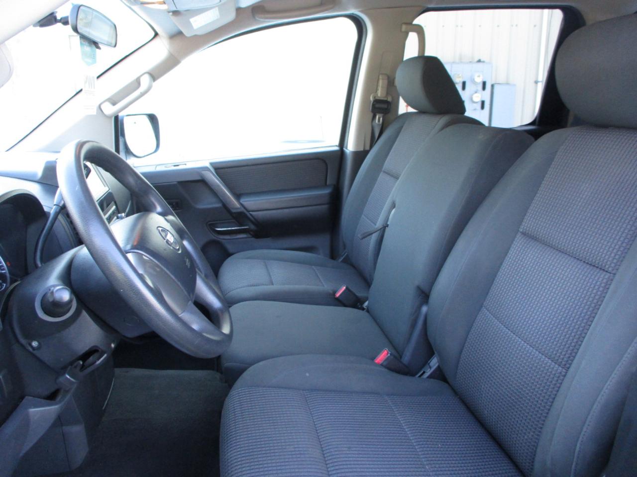 Nissan Titan SV Crew Cab 4WD 2013