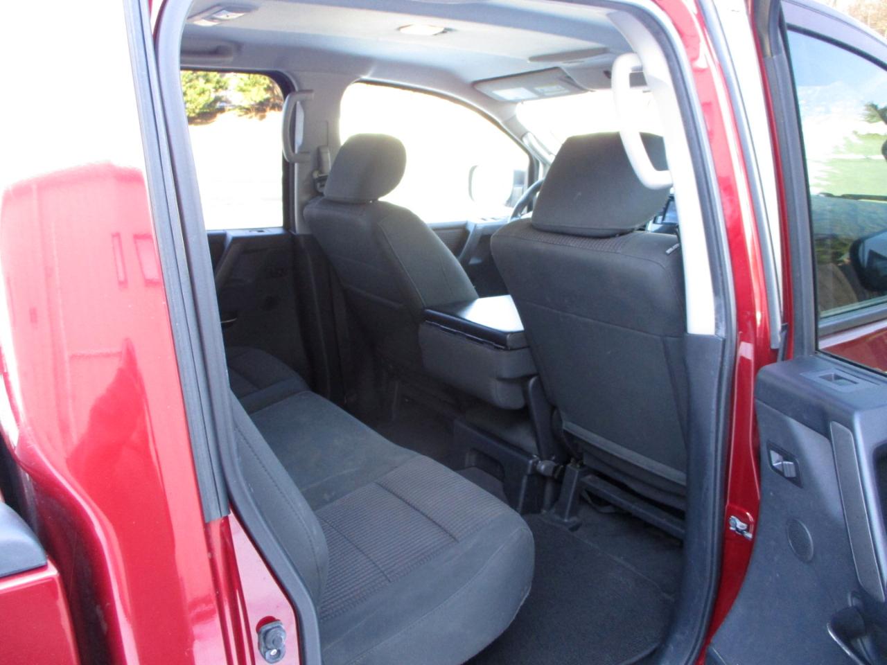 Nissan Titan SV Crew Cab 4WD 2013