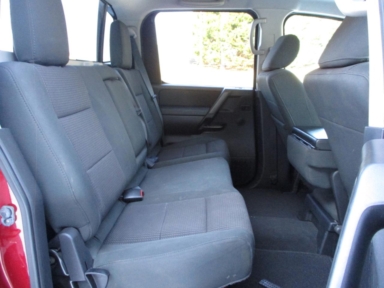 Nissan Titan SV Crew Cab 4WD 2013