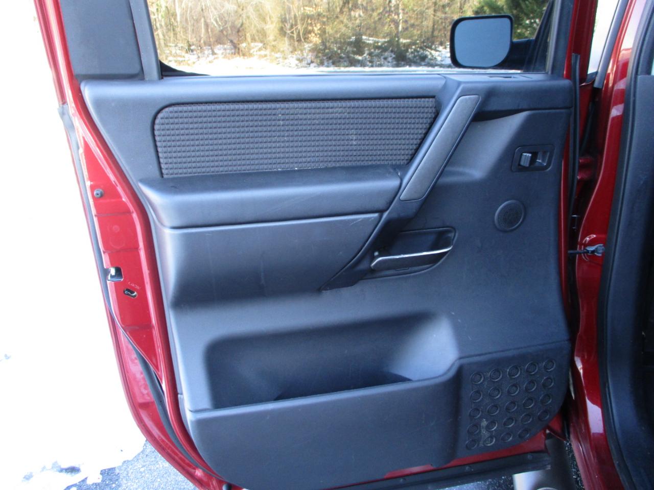 Nissan Titan SV Crew Cab 4WD 2013