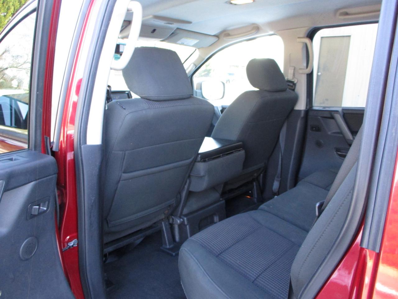 Nissan Titan SV Crew Cab 4WD 2013