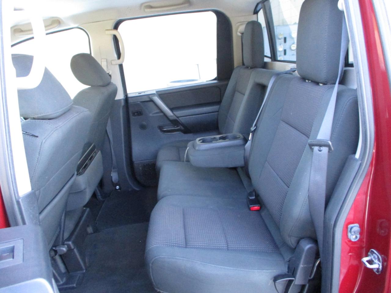 Nissan Titan SV Crew Cab 4WD 2013