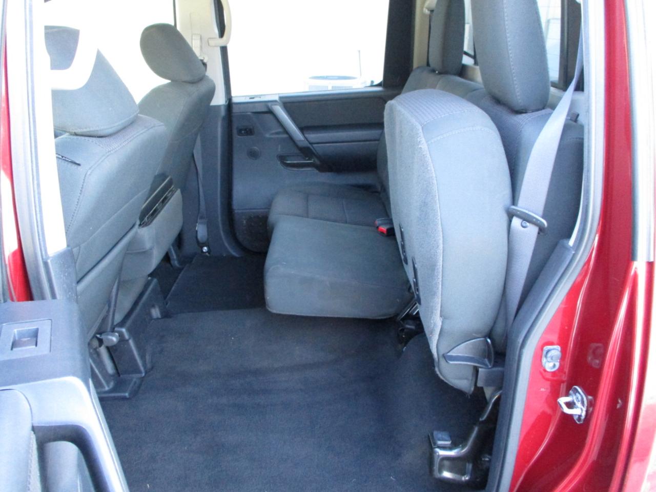 Nissan Titan SV Crew Cab 4WD 2013