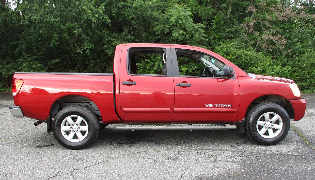 Nissan Titan SV Crew Cab 4WD 2013