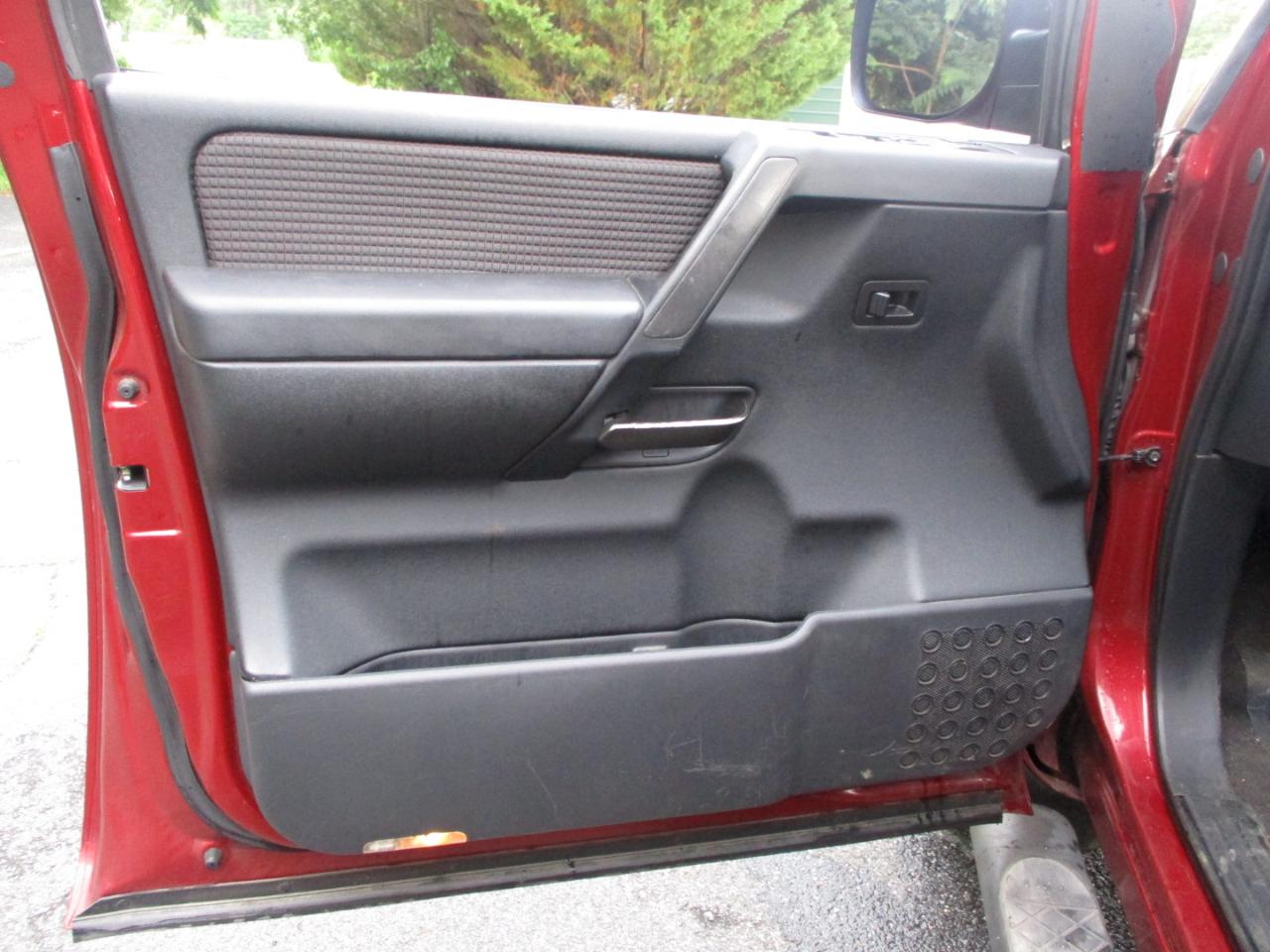 Nissan Titan SV Crew Cab 4WD 2013