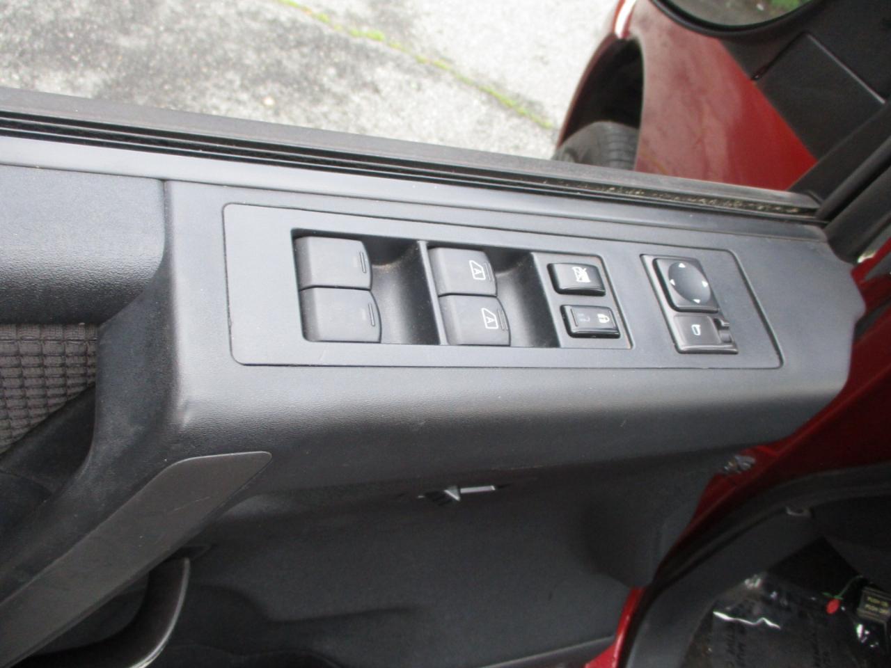Nissan Titan SV Crew Cab 4WD 2013
