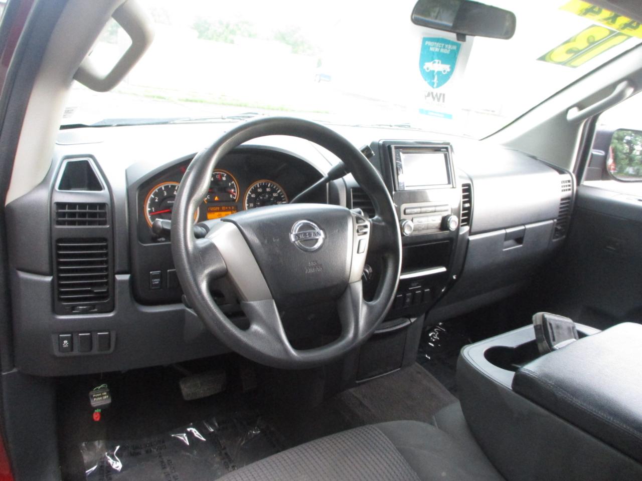 Nissan Titan SV Crew Cab 4WD 2013