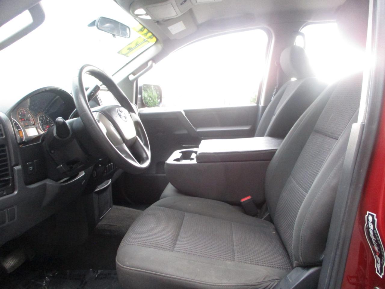 Nissan Titan SV Crew Cab 4WD 2013