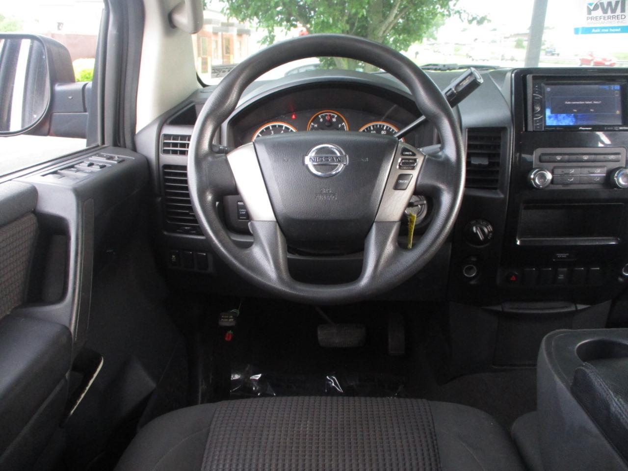 Nissan Titan SV Crew Cab 4WD 2013