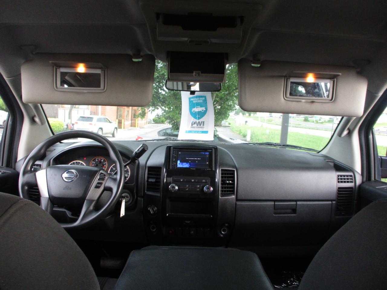 Nissan Titan SV Crew Cab 4WD 2013