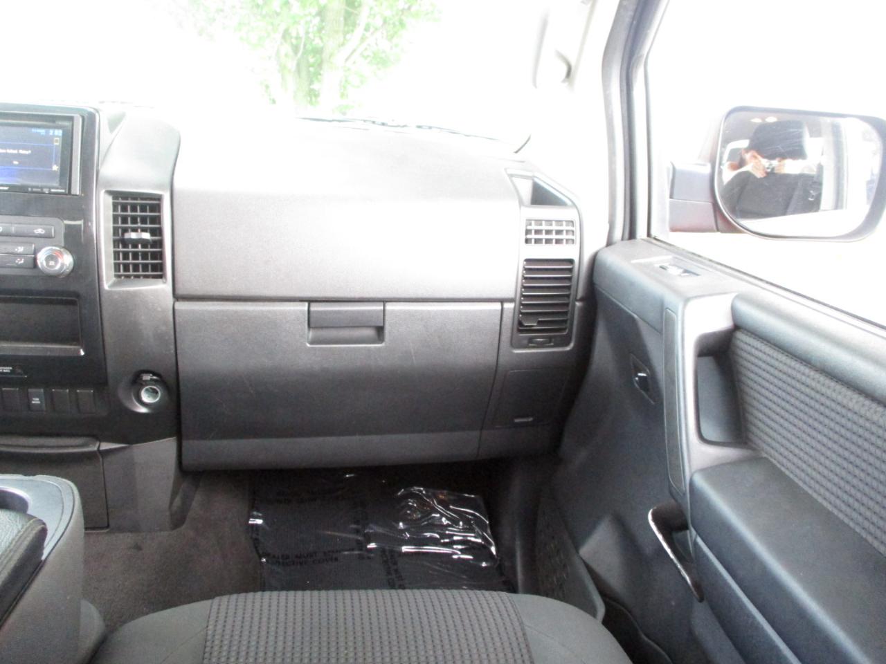 Nissan Titan SV Crew Cab 4WD 2013