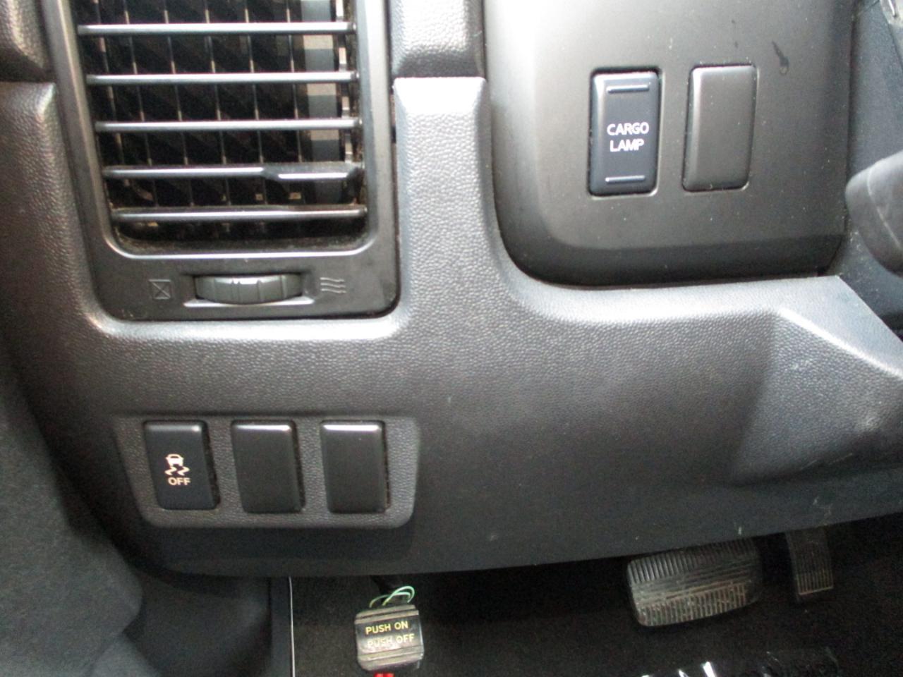 Nissan Titan SV Crew Cab 4WD 2013