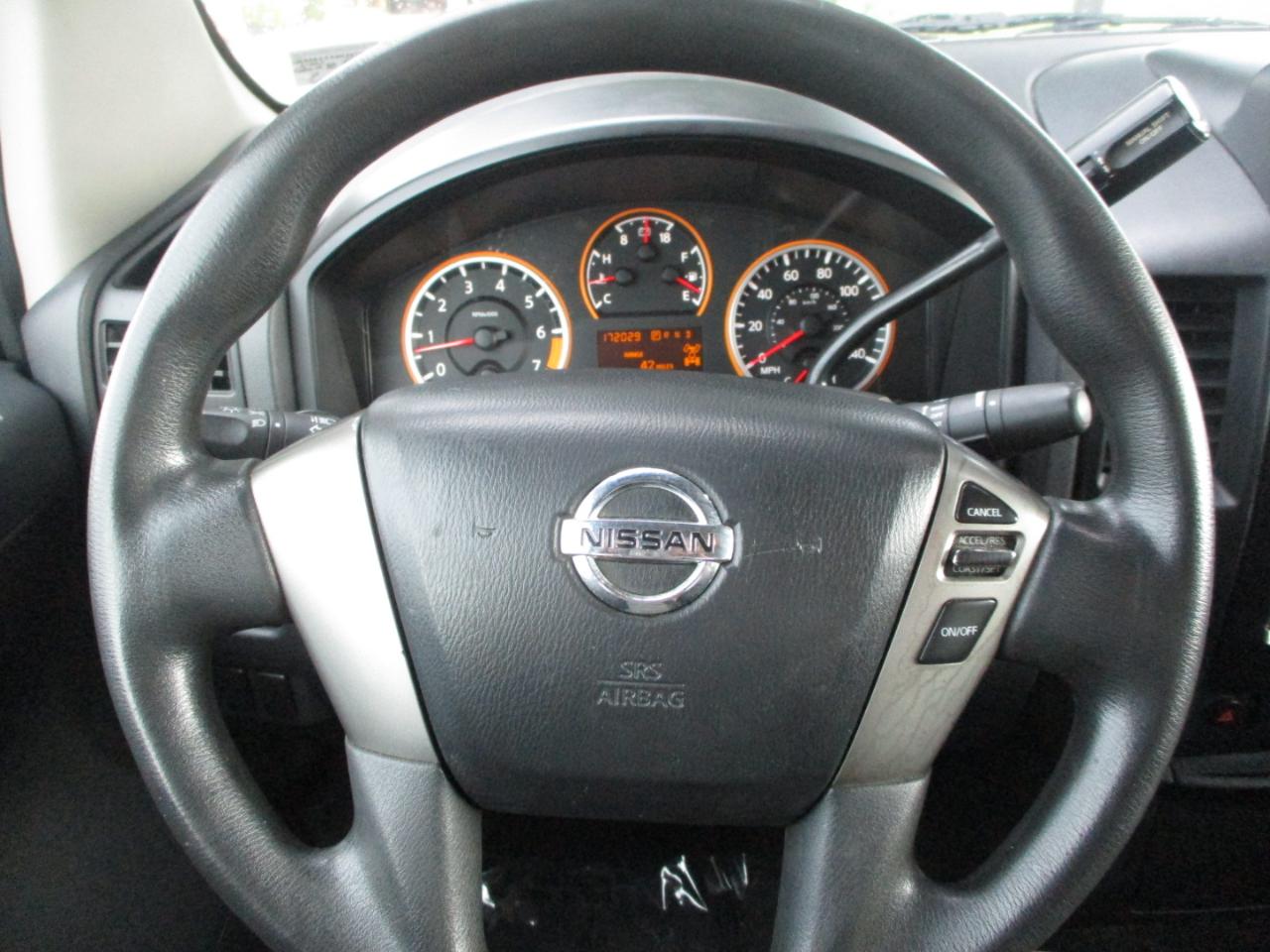 Nissan Titan SV Crew Cab 4WD 2013