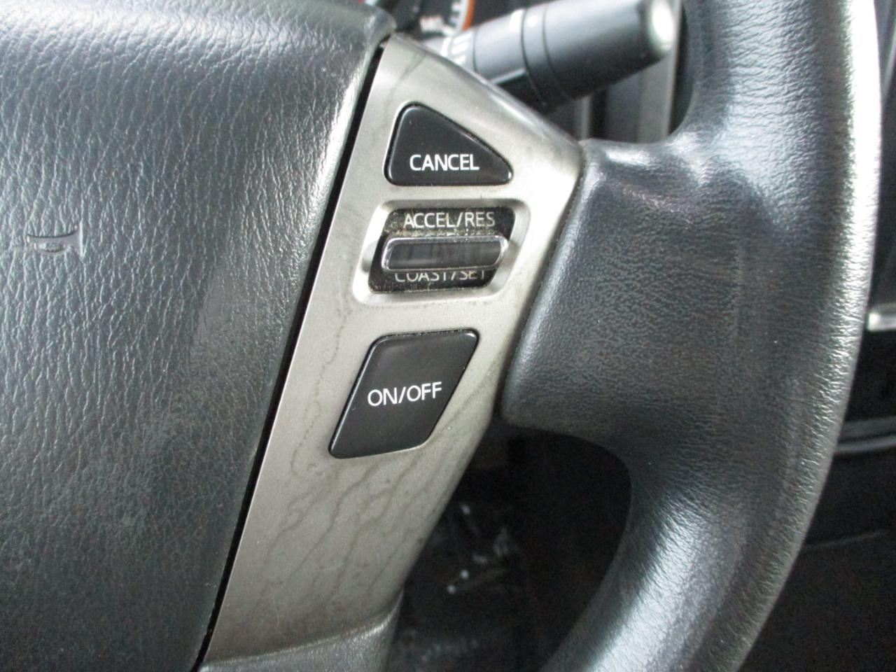 Nissan Titan SV Crew Cab 4WD 2013