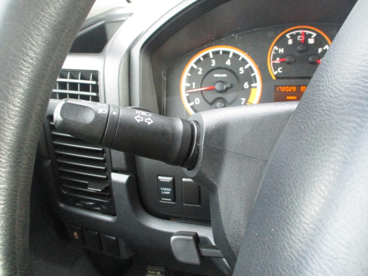 Nissan Titan SV Crew Cab 4WD 2013