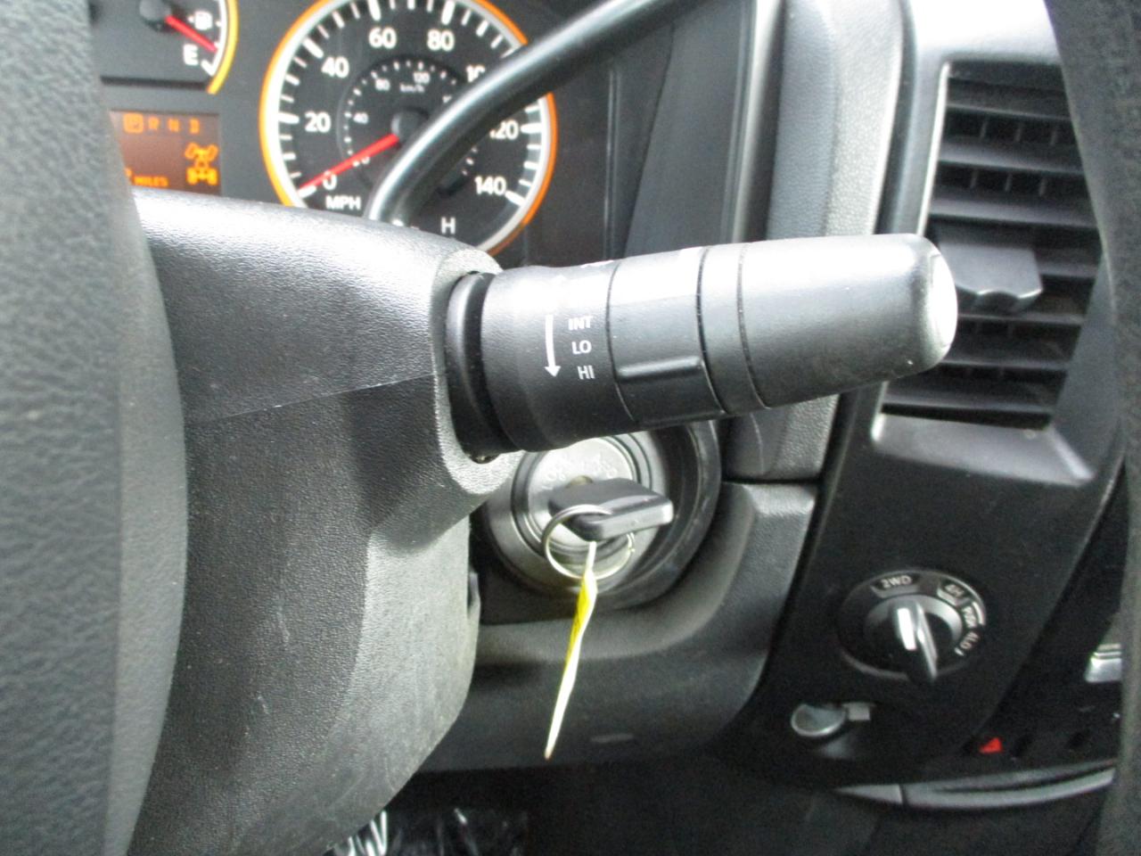 Nissan Titan SV Crew Cab 4WD 2013