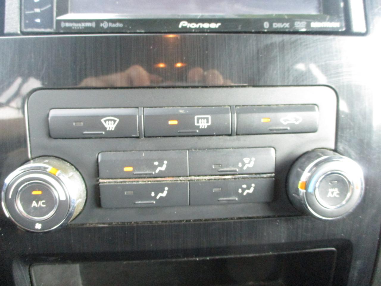 Nissan Titan SV Crew Cab 4WD 2013