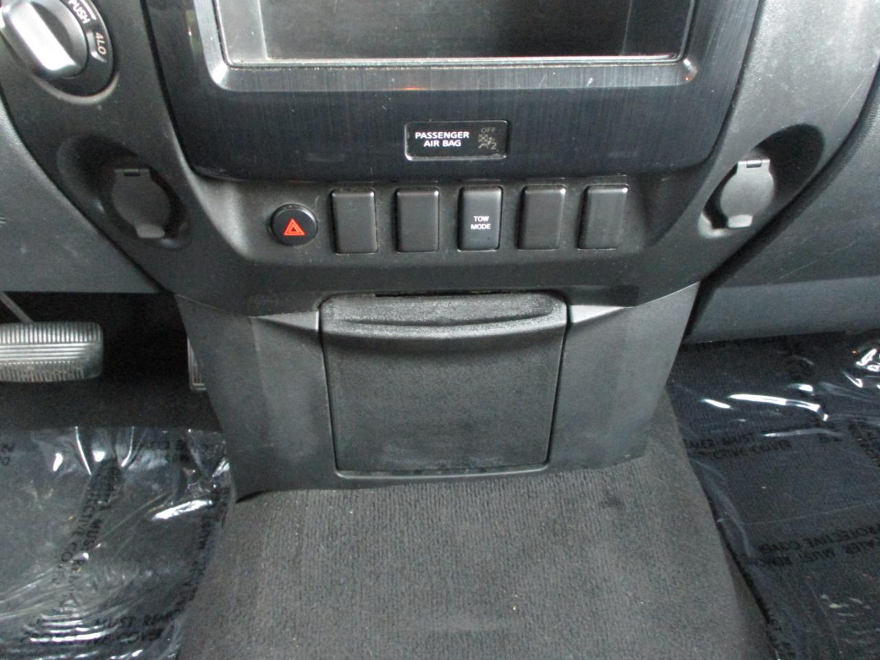 Nissan Titan SV Crew Cab 4WD 2013