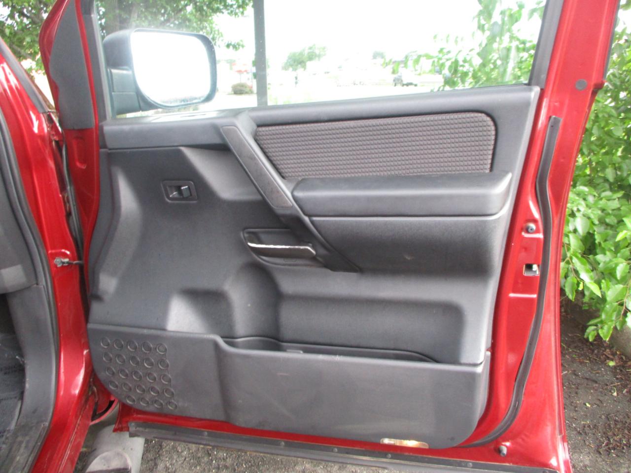 Nissan Titan SV Crew Cab 4WD 2013