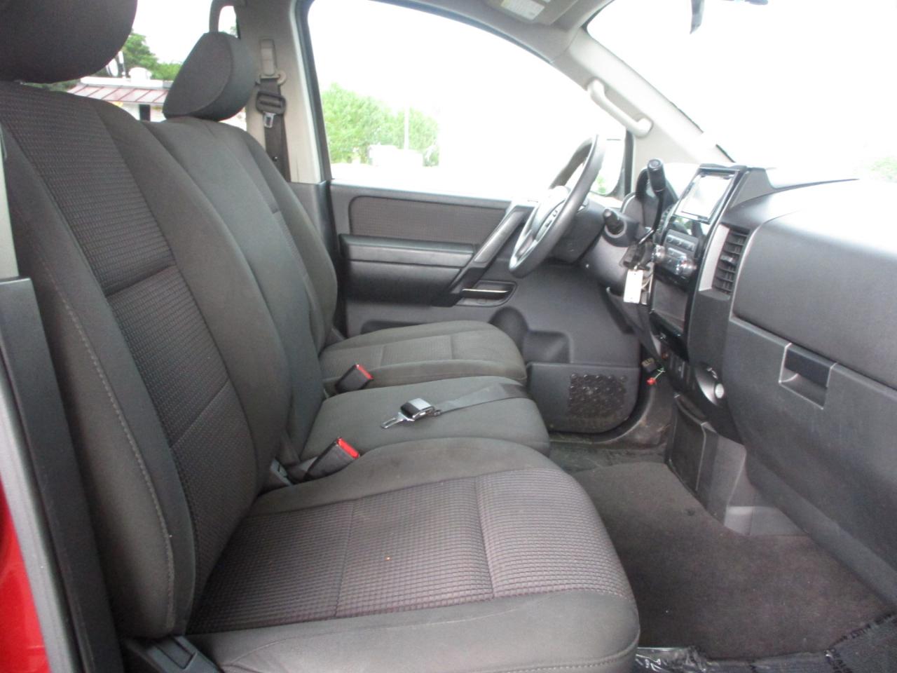 Nissan Titan SV Crew Cab 4WD 2013