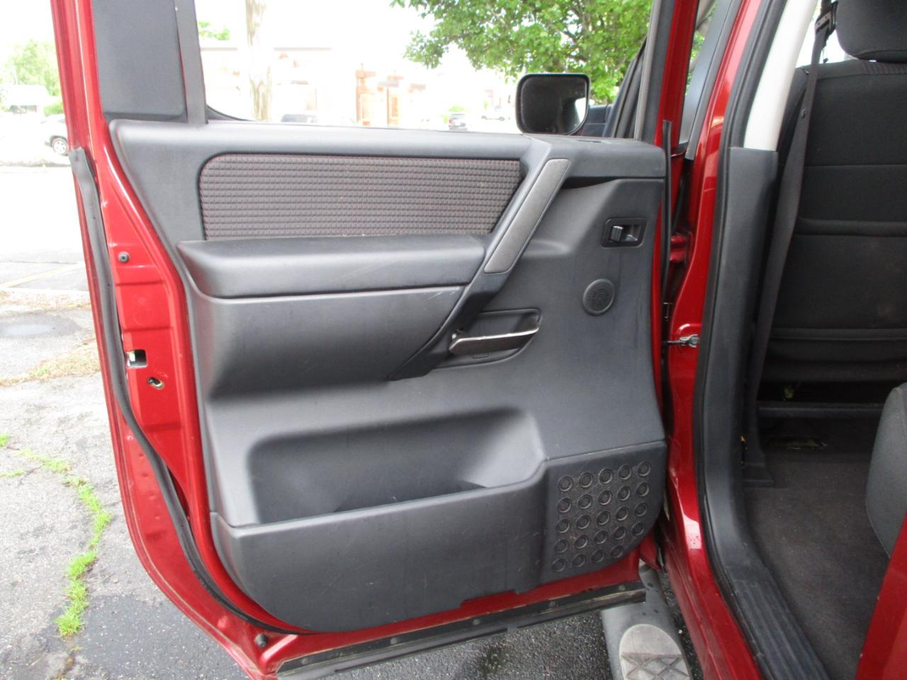 Nissan Titan SV Crew Cab 4WD 2013