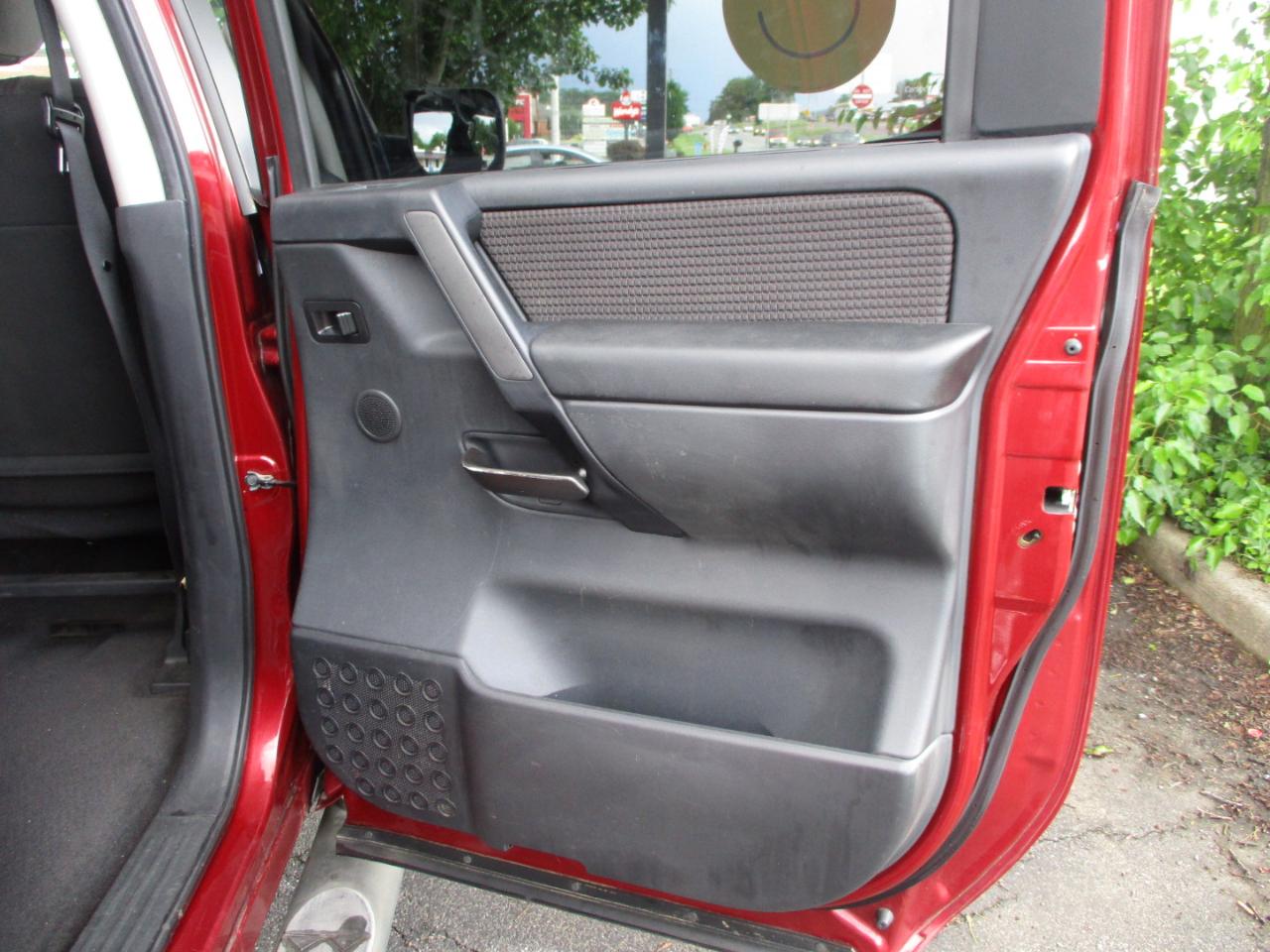 Nissan Titan SV Crew Cab 4WD 2013