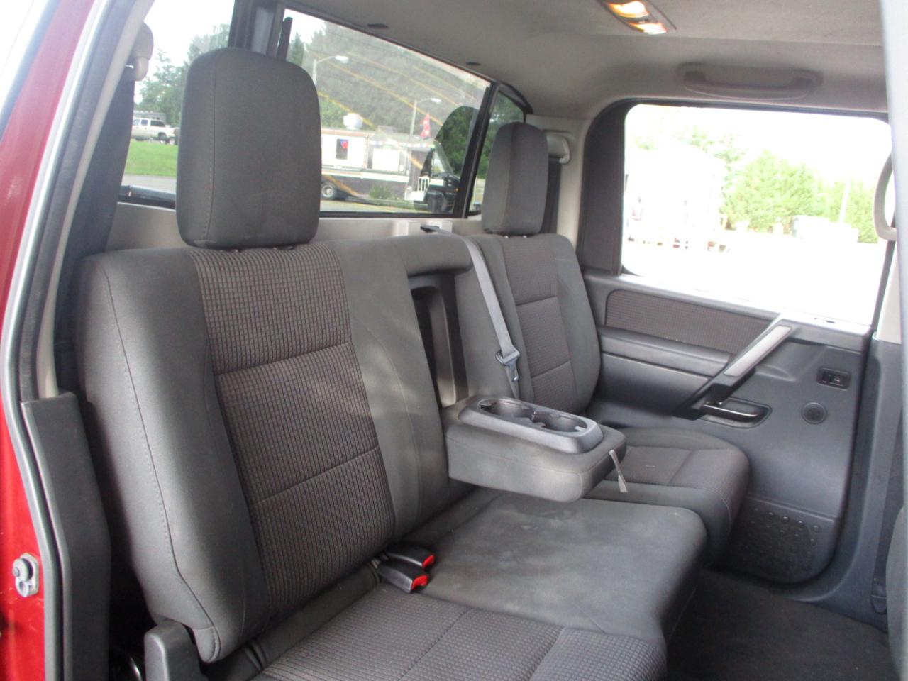 Nissan Titan SV Crew Cab 4WD 2013