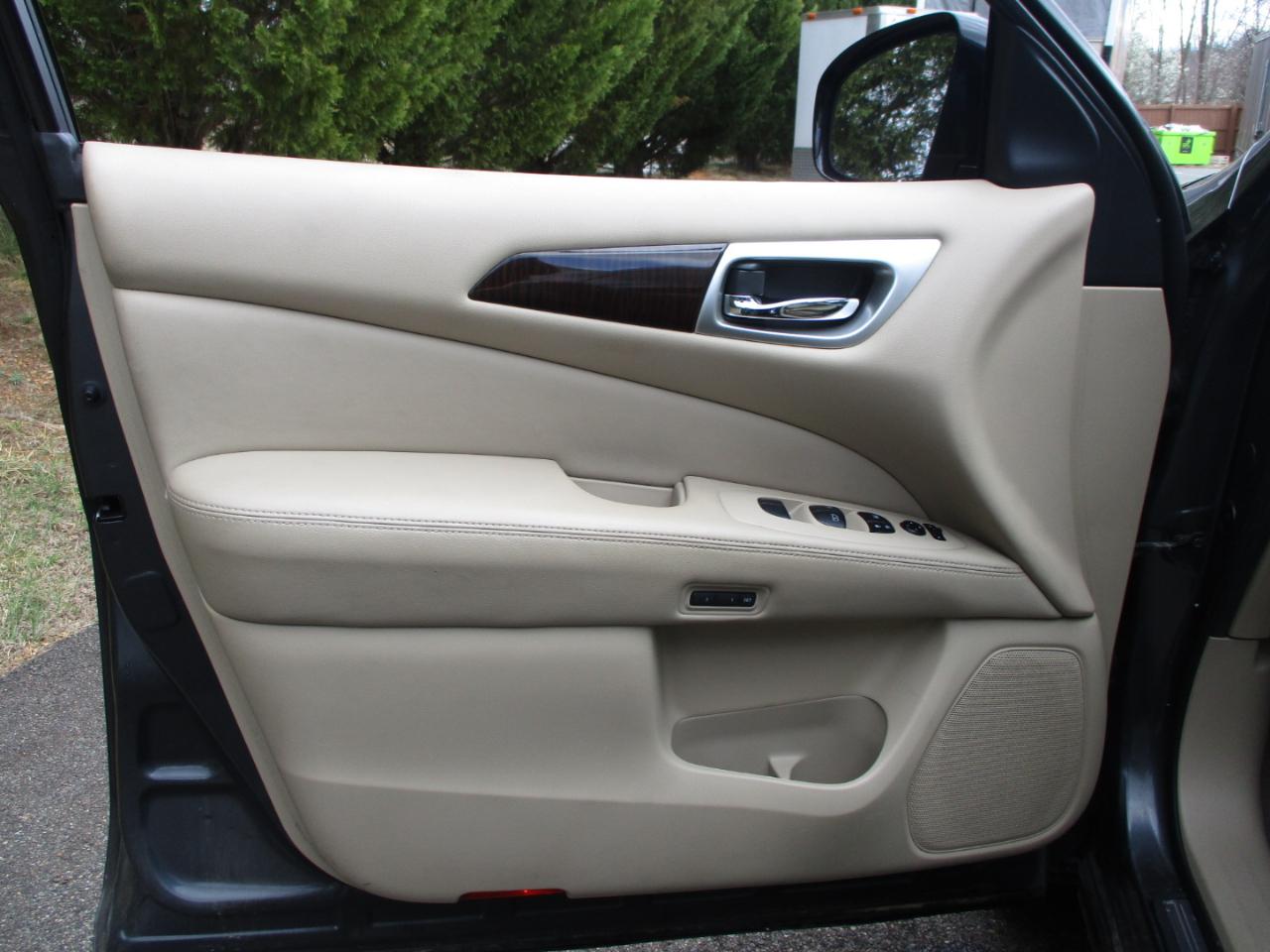 Nissan Pathfinder Platinum 4WD 2014