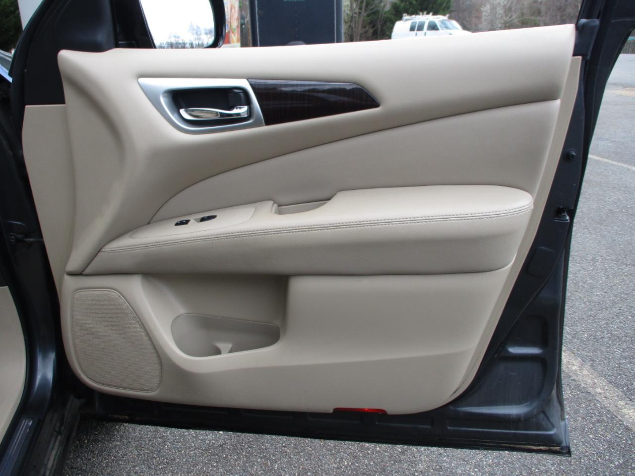 Nissan Pathfinder Platinum 4WD 2014