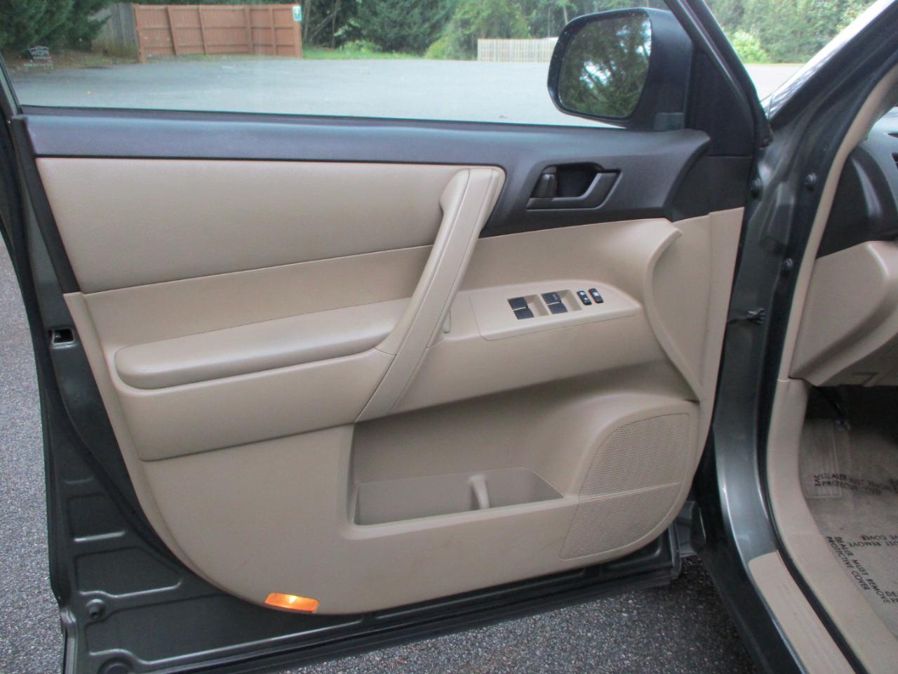 Toyota Highlander Base 4WD 2008
