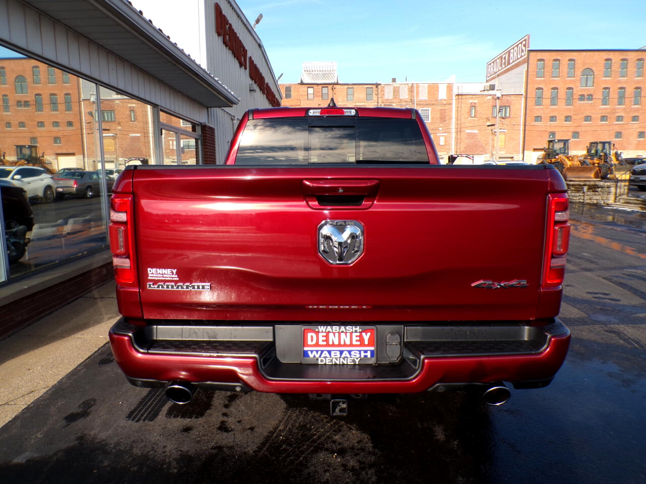 RAM 1500 Laramie 4x4 Crew Cab 5'7" Box 2023