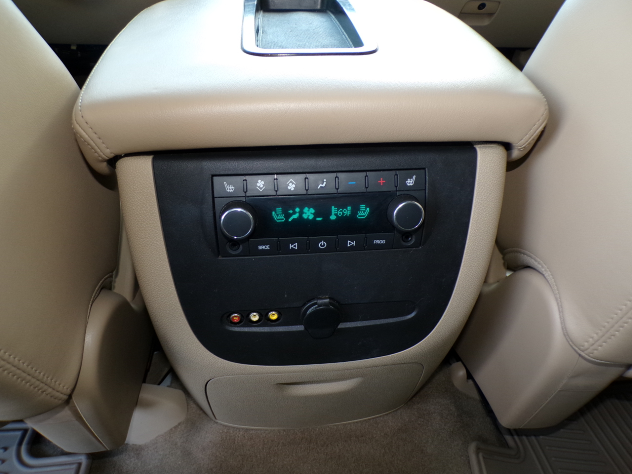 GMC Yukon AWD 4dr 1500 Denali 2013