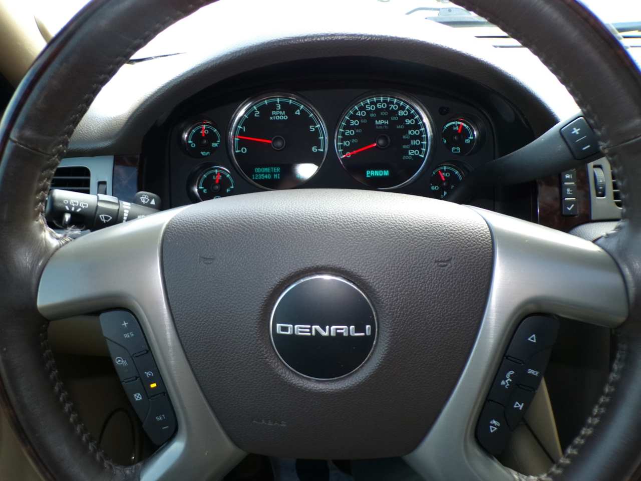 GMC Yukon AWD 4dr 1500 Denali 2013