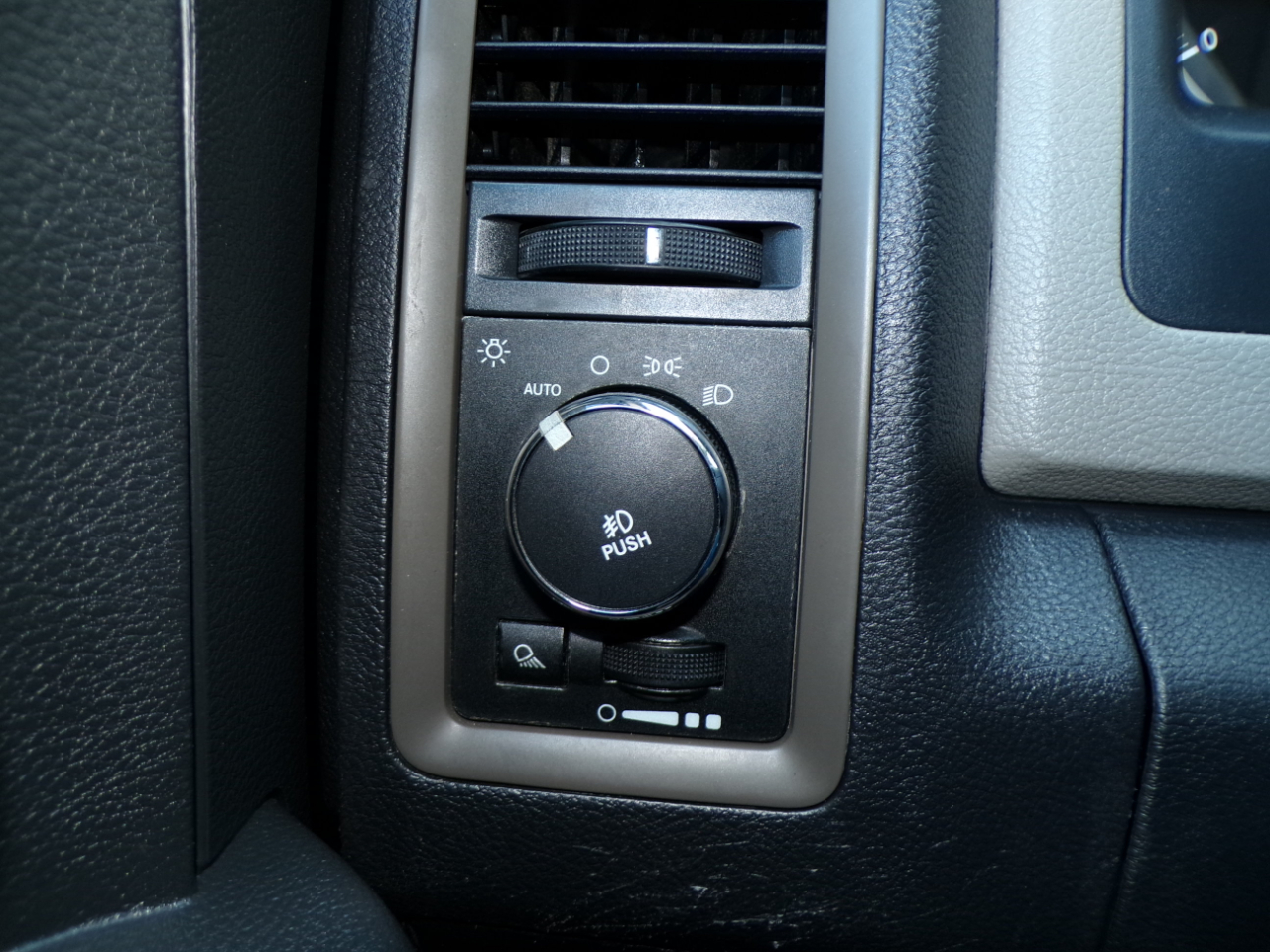 RAM 1500 2WD Crew Cab 140.5" Express 2012