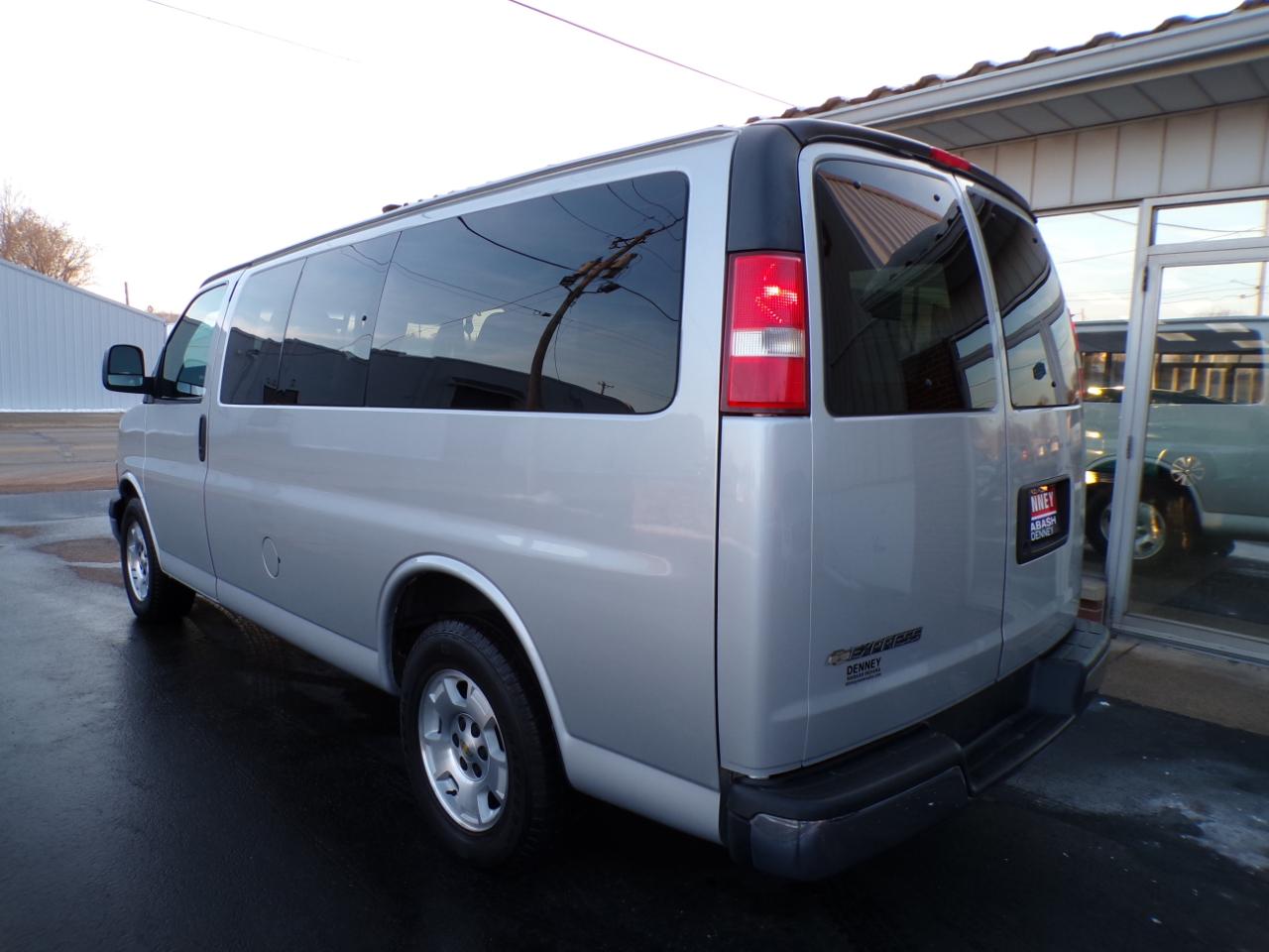 Chevrolet Express Passenger RWD 1500 135" LT 2014