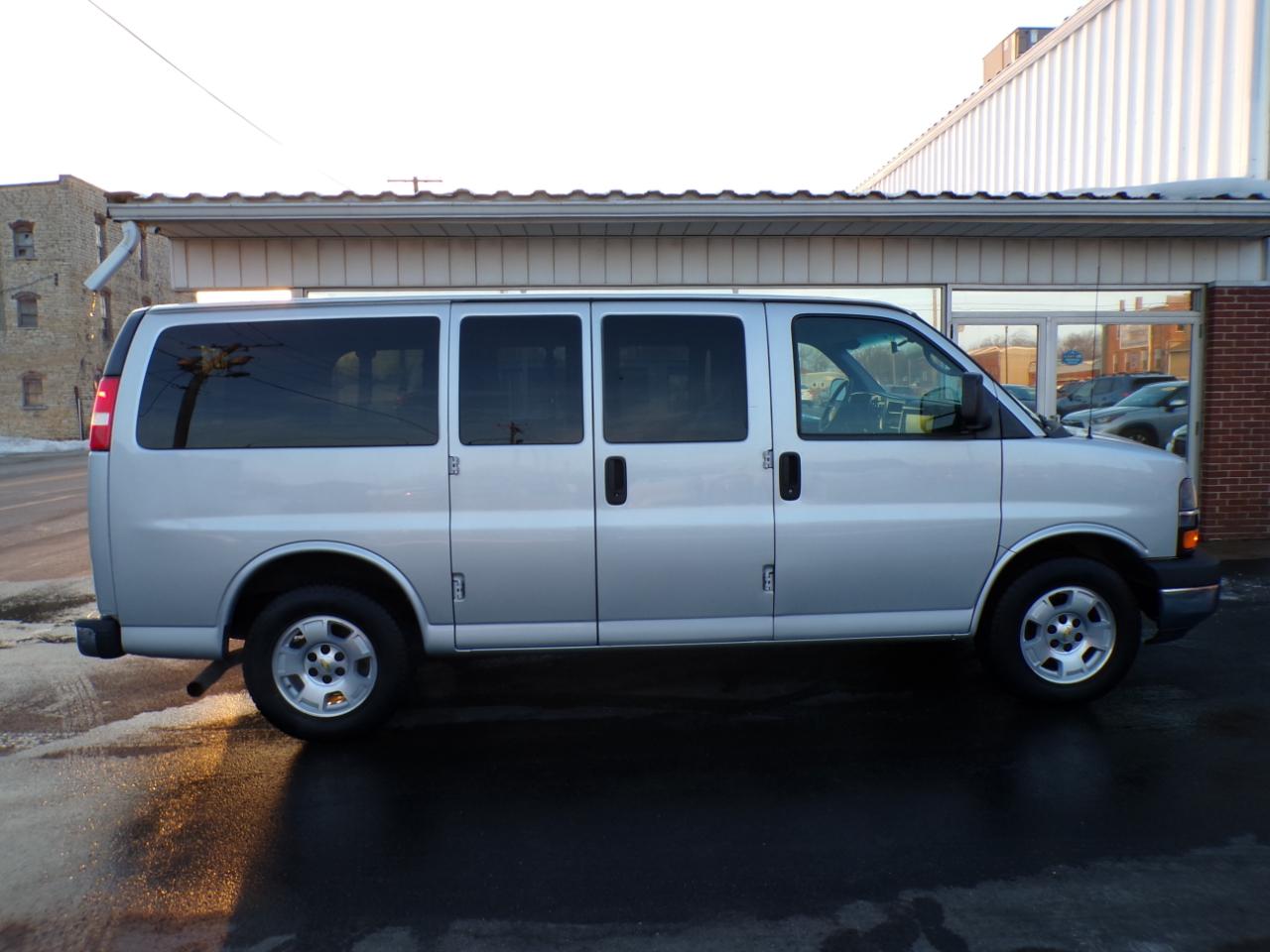 Chevrolet Express Passenger RWD 1500 135" LT 2014