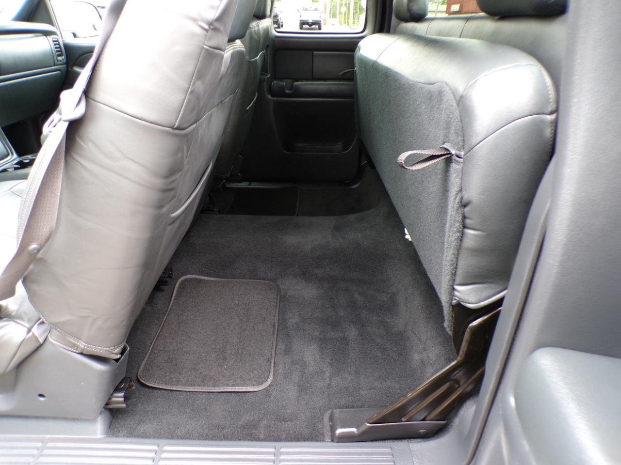 Chevrolet Silverado 1500 Ext Cab 143.5" WB LT 2002