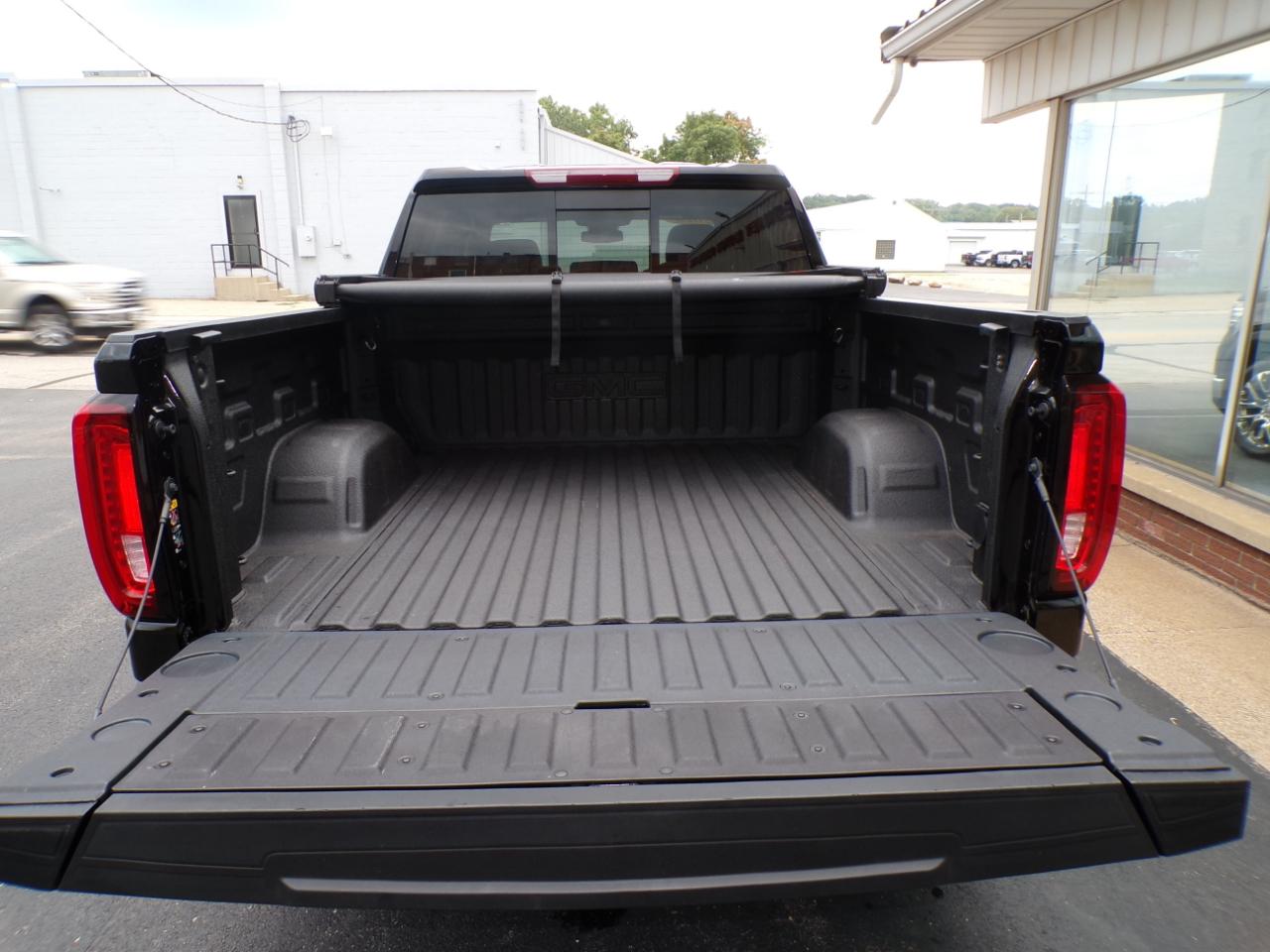 GMC Sierra 1500 4WD Crew Cab 147" SLT 2026