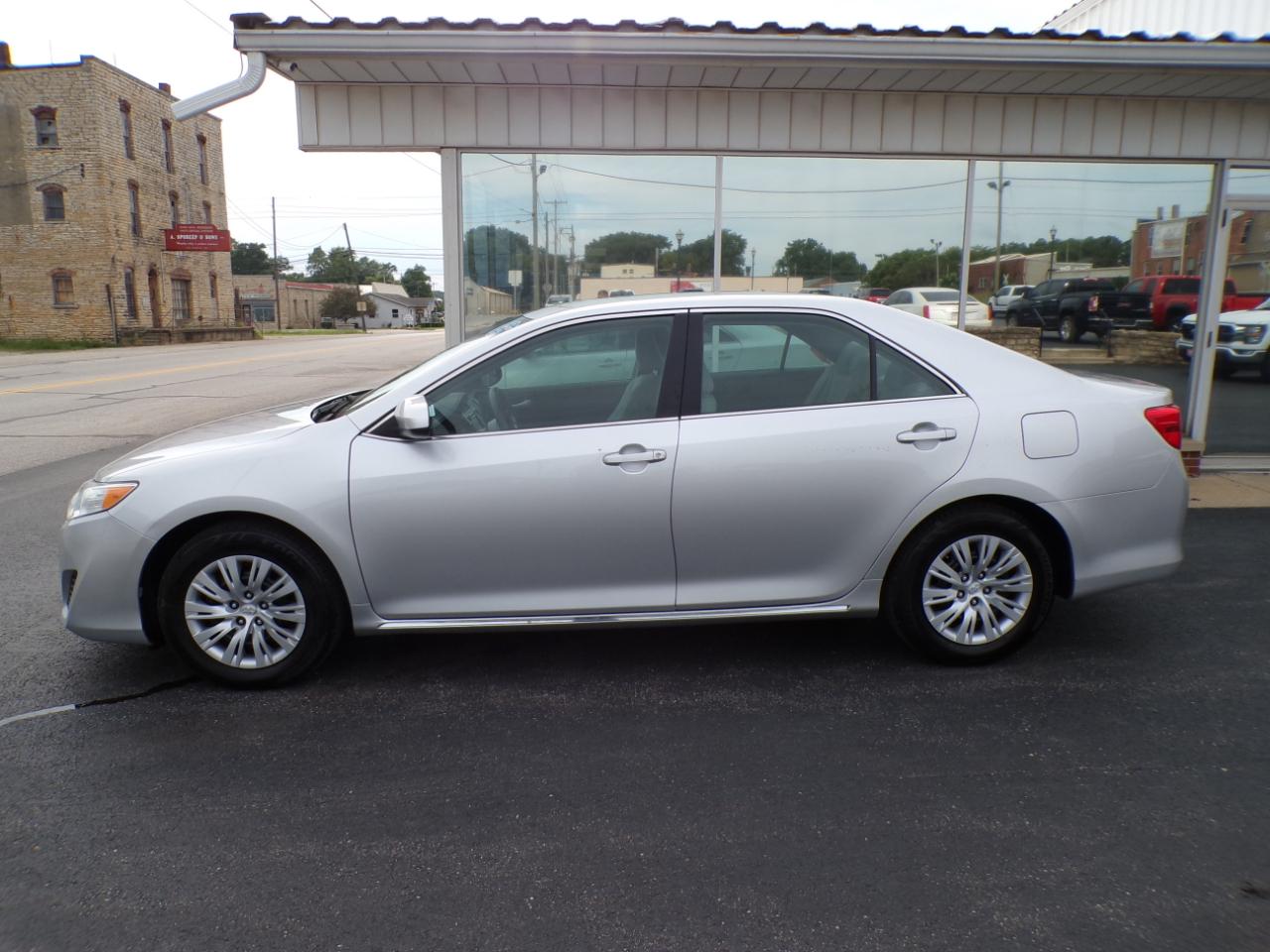Toyota Camry 4dr Sdn I4 Auto LE (Natl) 2012