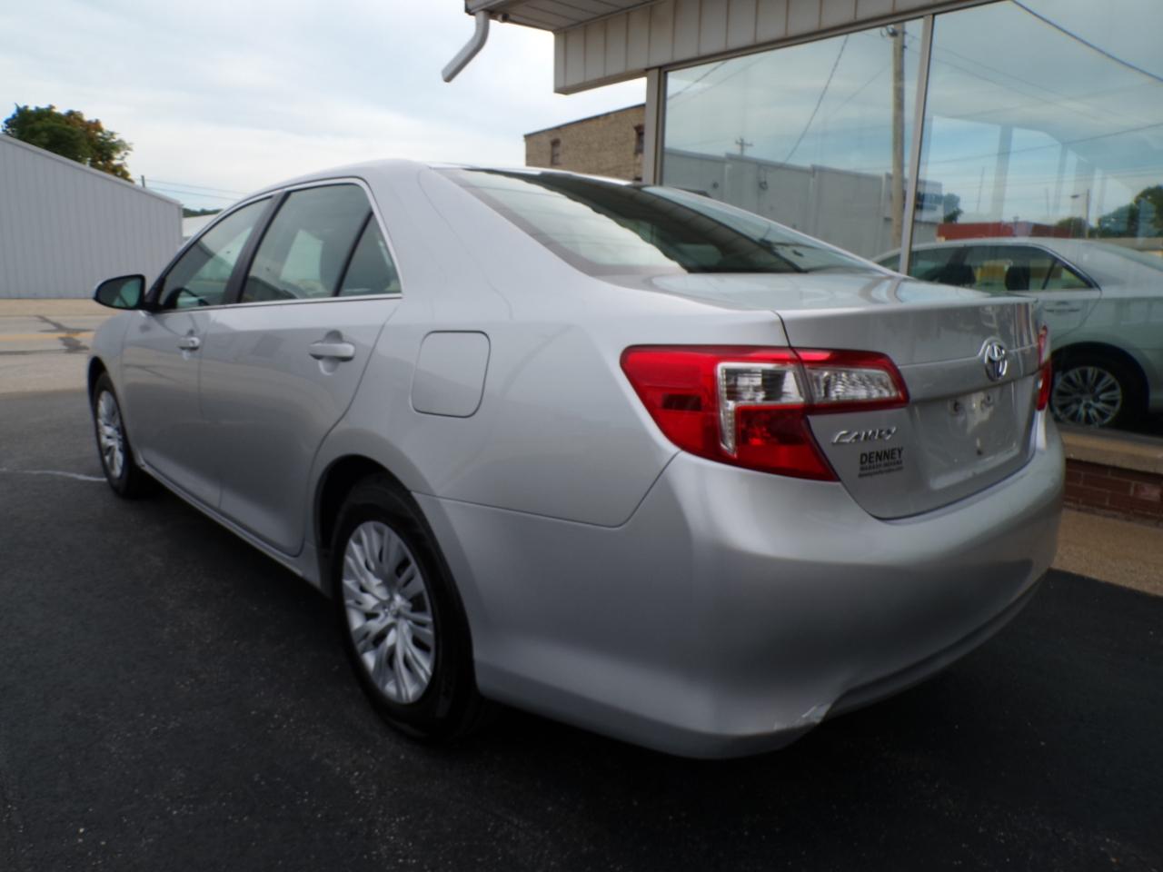 Toyota Camry 4dr Sdn I4 Auto LE (Natl) 2012